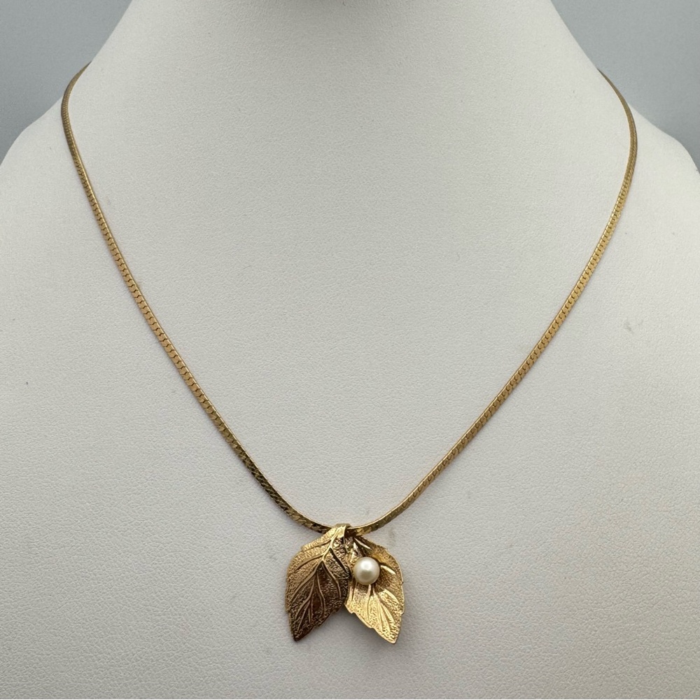 Vintage Trifari Gold Tone Leaf Pearl Necklace 18” Signed